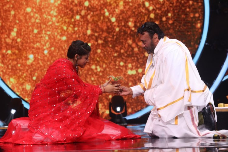 Jackie Shroff enacted on the song Bada Dukh Dina O Ramji on the sets of Indian Idol Season 12