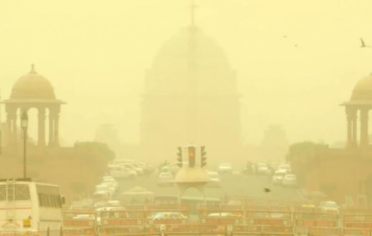 Strong dust storm hits Delhi, air quality dips