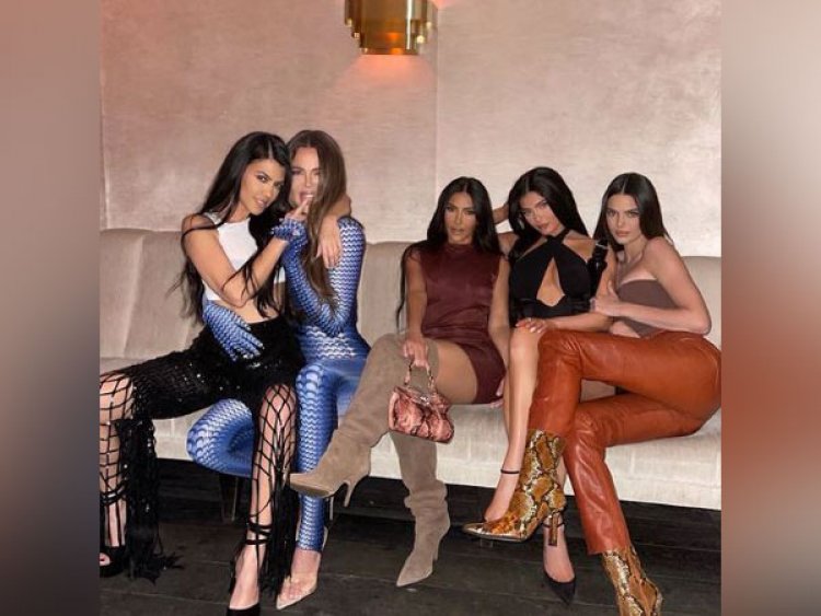 Khloe Kardashian marks return of 'sister gang' with stunning picture
