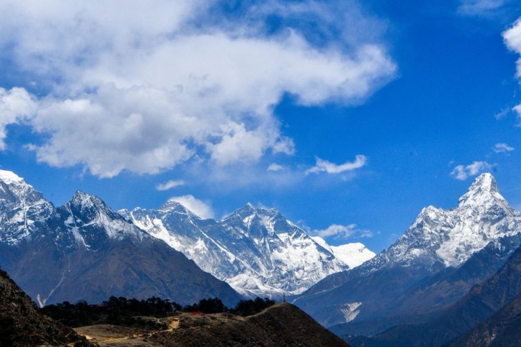China cancels Everest climbs over fears of virus from Nepal