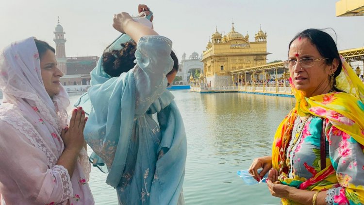 Kangana Ranaut visits Golden Temple in Amritsar for the first time with family