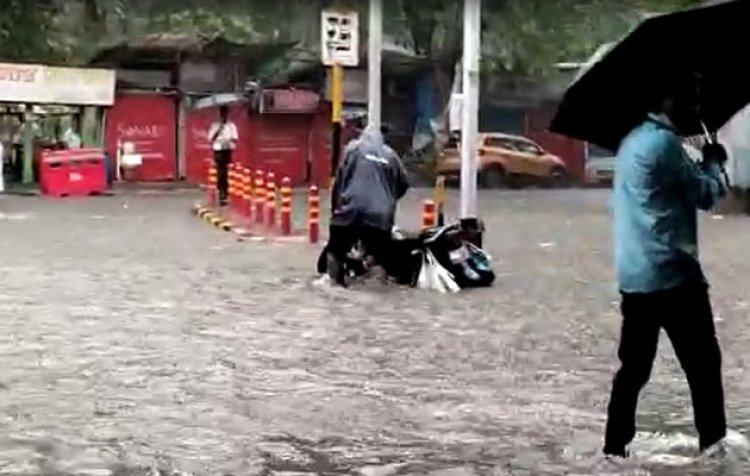 Heavy rain in Mumbai; 4 subways shut due to inundation