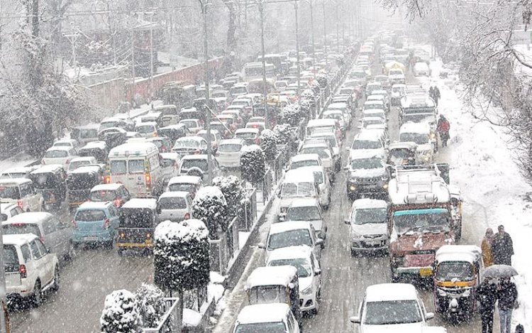 Snowfall disrupts air traffic in Kashmir