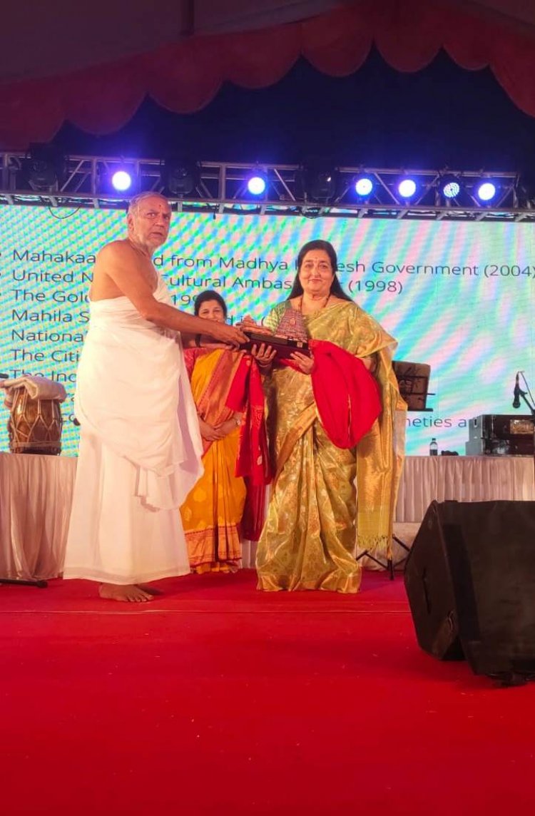Padma Shri award recipient Dr Anuradha Paudwal was conferred Vidushi and Ashthan Gayanee title by Sringeri Math founded by Sri Guru Adi Shankaracharya