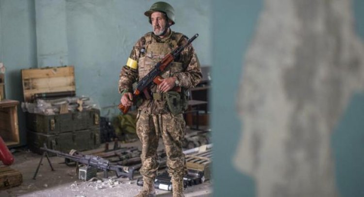 Civilians flee intense fighting in contested eastern Ukraine