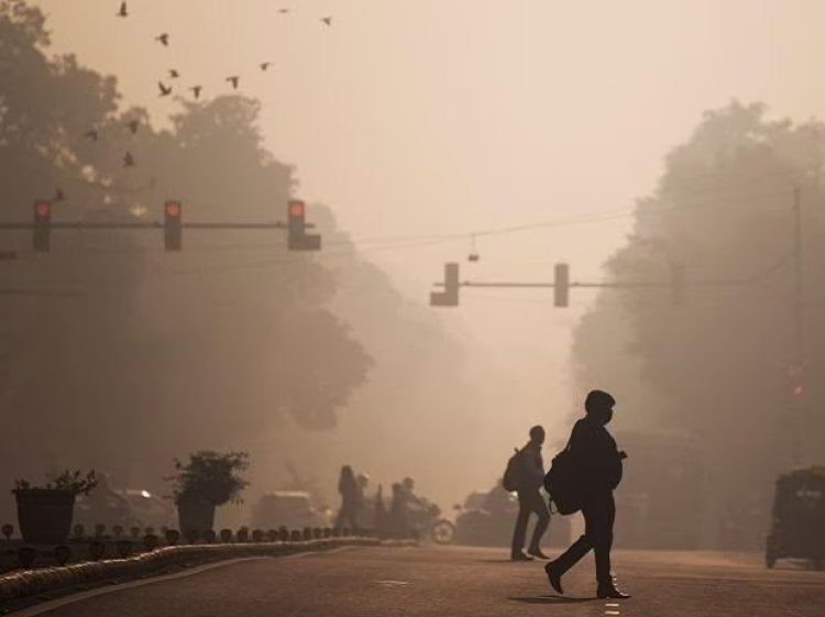 Delhi records minimum temperature of 17.4 degrees Celsius; air quality poor