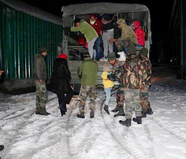 Army rescues over 1,000 stranded tourists in East Sikkim following snowfall