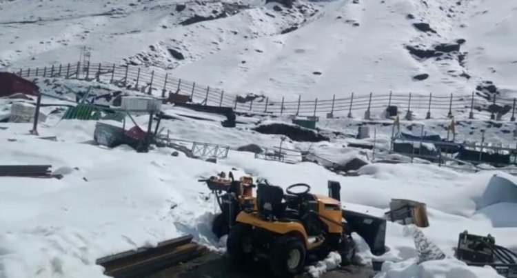 Uttarakhand govt suspends registration for Kedarnath Yatra amid heavy snowfall