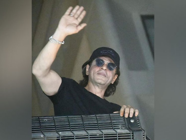 "I live in a dream of your love": Shah Rukh Khan thanks fans for birthday wishes