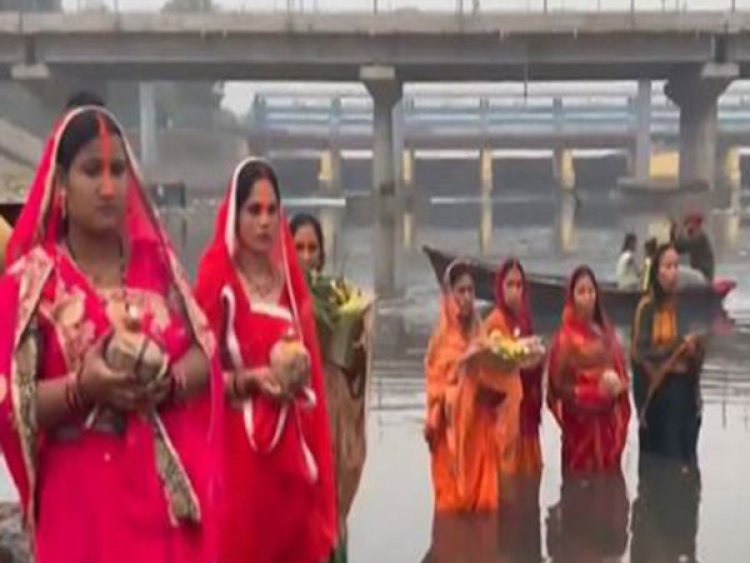 Chaiti Chhath: Devotees offer 'Araghya' to rising Sun at Delhi's Kalindi Kunj Ghat