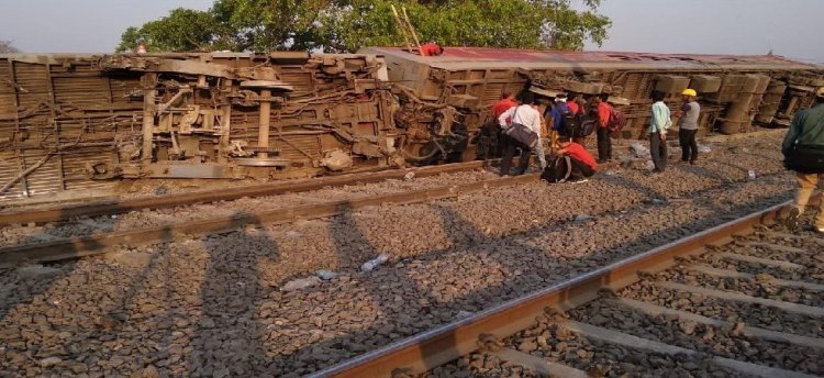 Howrah-New Delhi Poorva Express derails near Kanpur