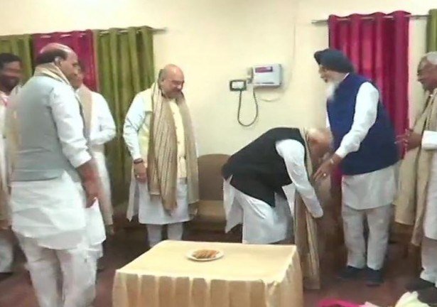 Modi seeks blessings from `proposer' before nomination