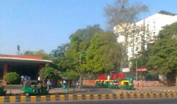 Delhiites wake up to warm Saturday morning