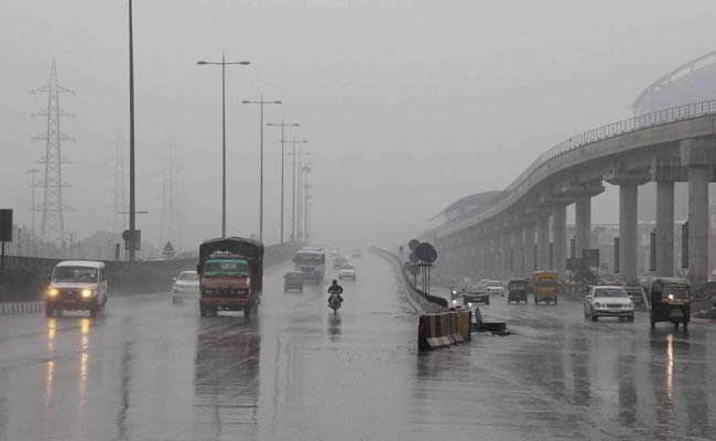 Cloudy Sunday, light rains in Delhi