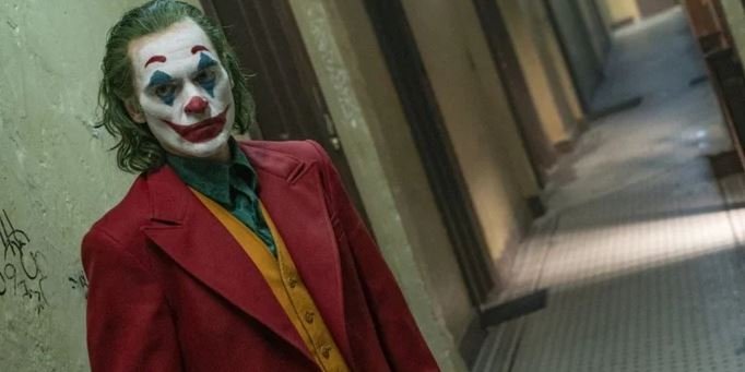 Joaquin Phoenix surprises audience at 'Joker' screening