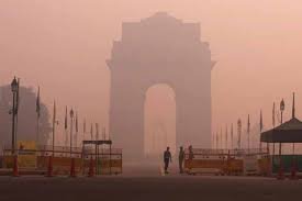 Thick layer of smog envelopes Delhi, light rains expected