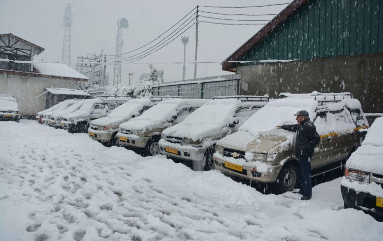 Heavy snowfall across Kashmir, highway closed