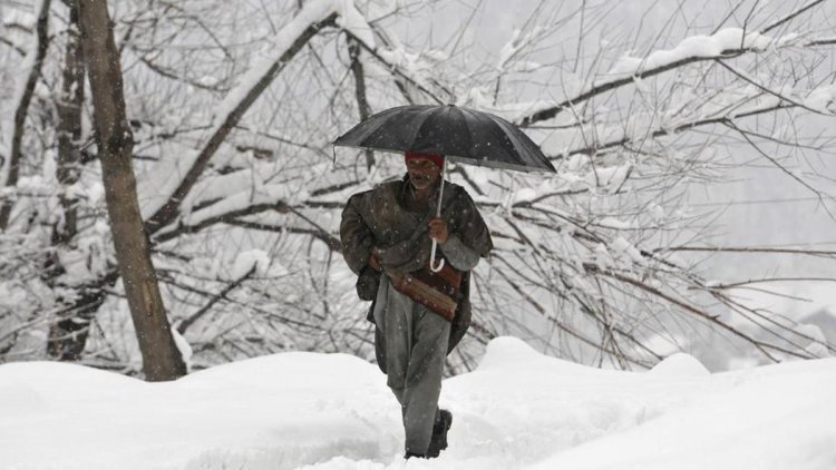 Srinagar receives first snowfall of 2020