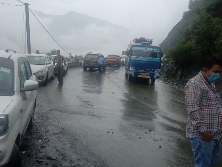 Multiple landslides block Jammu-Srinagar NH