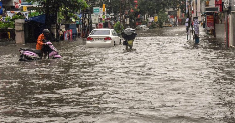 Heavy rains lash Kerala, orange alert in 10 districts