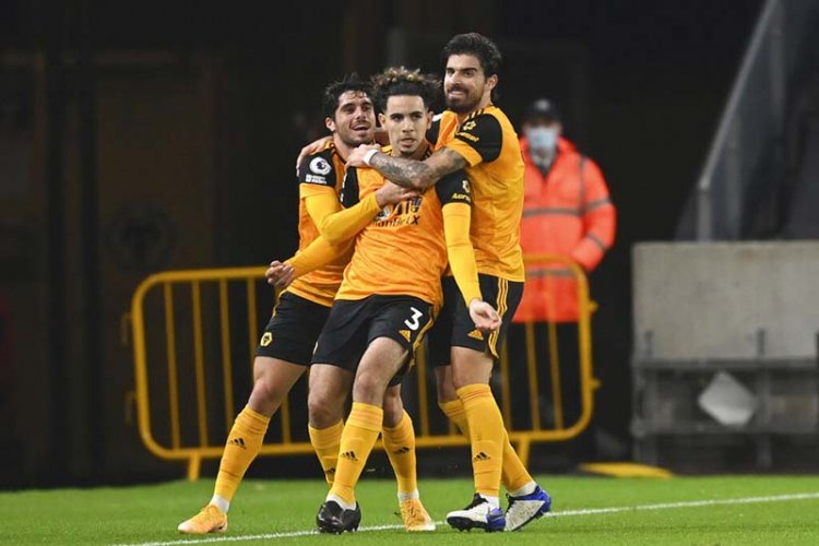 Wolves share EPL lead after beating Crystal Palace 2-0